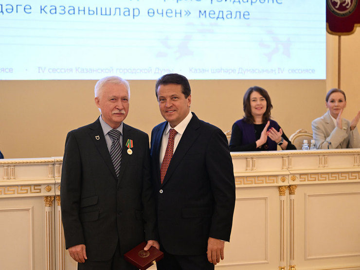 Мэр столицы Татарстана Ильсур Метшин вручил республиканские и городские награды