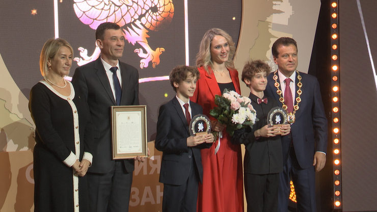 Ильсур Метшин наградил лауреатов конкурса на соискание именных стипендий мэра Казани