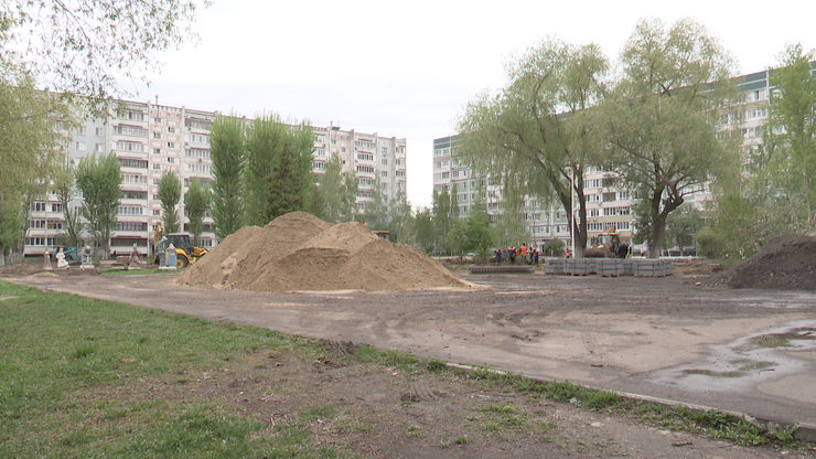 Ilsur Metshin inspects the progress of yard improvement in the Novo-Savinovsky city district